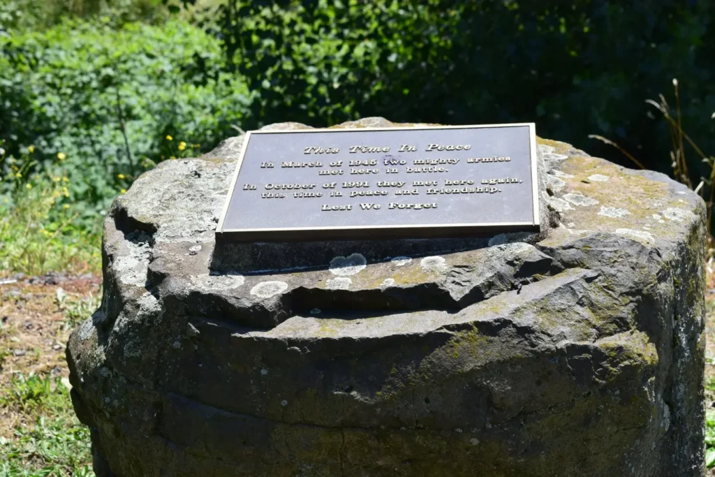 metalowe litery na pomniku